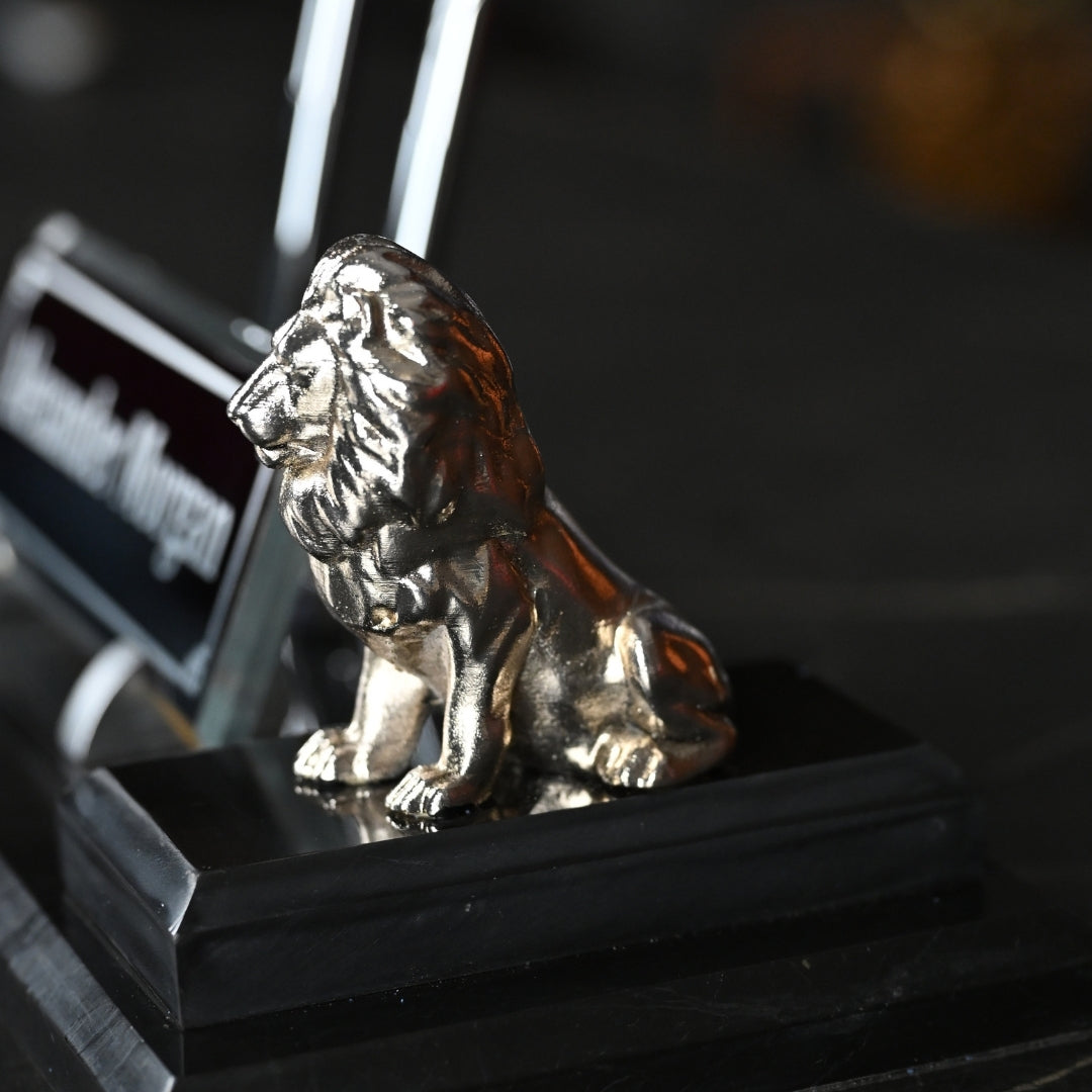 Lion-Figure Black Marble Desk Nameplate Set with Silver Lion Decor & Dual Pen Holder – Personalized
